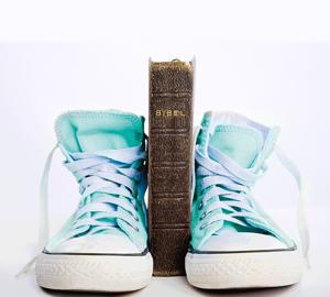 Turnschuhe und Bibel